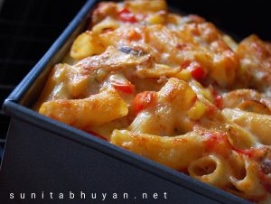 Cheesy tortiglioni bake