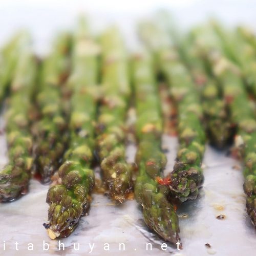 Roasted asparagus with garlic and chilli