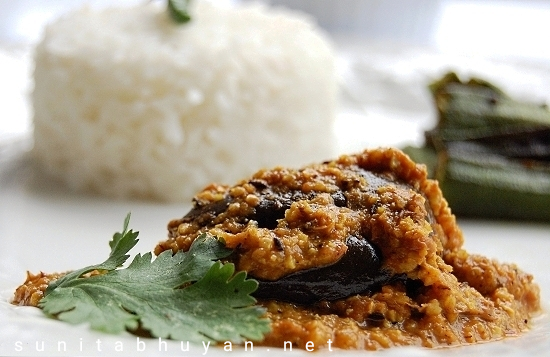 Baked baby aubergines in peanut gravy