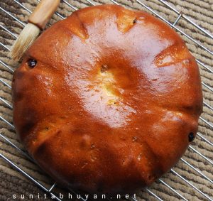 Wholewheat fruity saffron bread